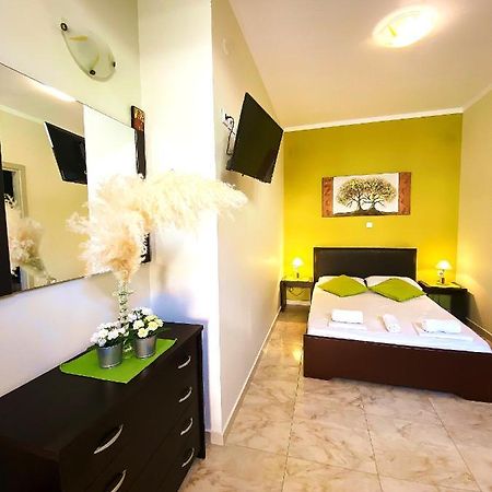 Elia Beach Modern Suites 弗洛伊塔 外观 照片