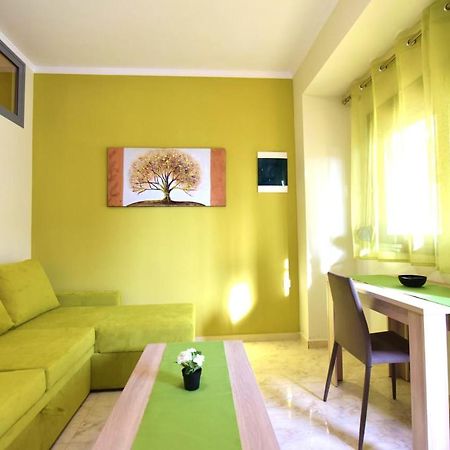 Elia Beach Modern Suites 弗洛伊塔 外观 照片