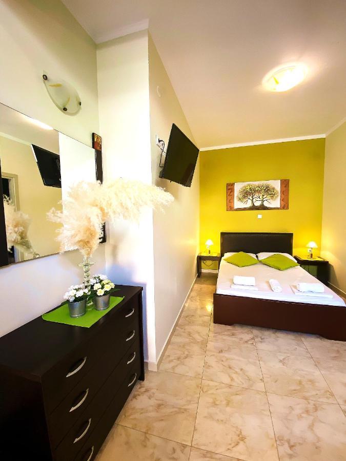 Elia Beach Modern Suites 弗洛伊塔 外观 照片