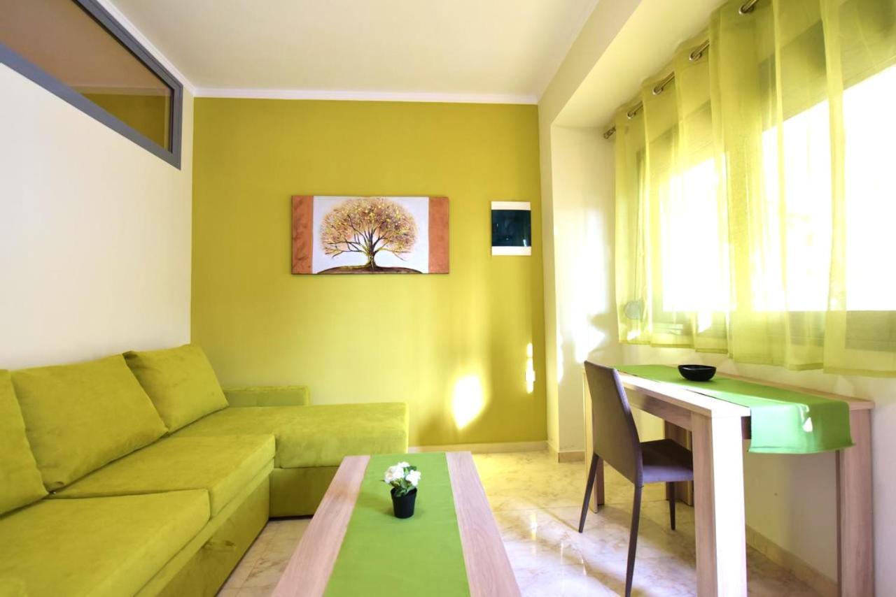 Elia Beach Modern Suites 弗洛伊塔 外观 照片